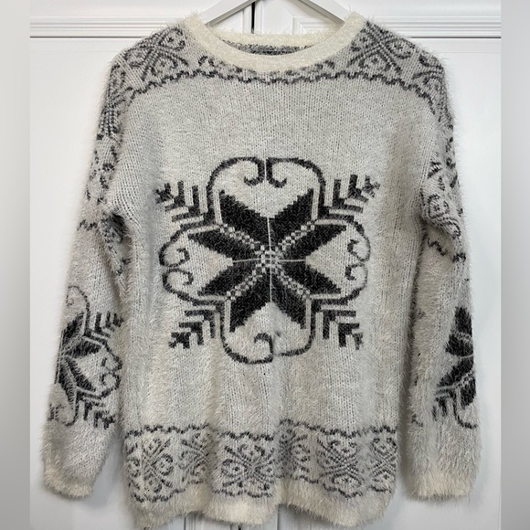 J.Janet Women's Size Large Crew Neck Soft Fuzzy Sweater with Black Designs - Picture 5 of 8